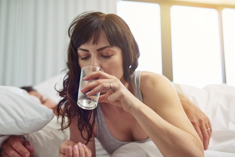 Fotografija: Raje kot ledeno, pijte vodo sobne temperature. FOTO: Peopleimages/Gettyimages