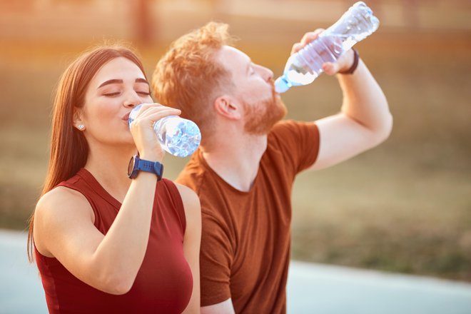 Hladite se z vodo, ne z alkoholnimi pijačami. FOTO: M-gucci/Gettyimages