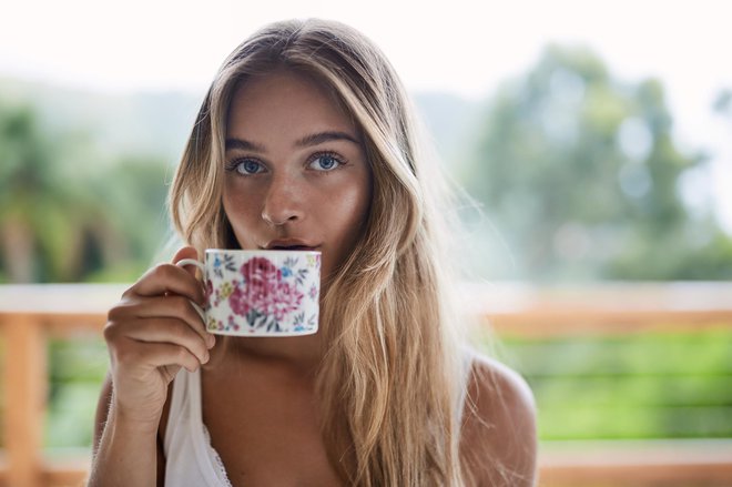 Bolj kot ledena voda pomaga topel čaj. FOTO: Gettyimages