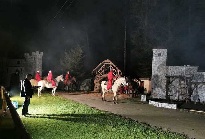 V predstavi sodeluje tudi šest konj, saj si vitezov in turških vojakov brez njih ni mogoče predstavljati. FOTO: Saša Senica