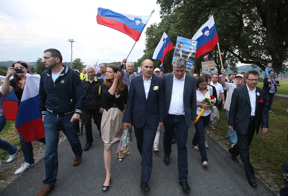 Fotografija: Janez Janša med odhodom na Dob. FOTO: Leon Vidic/delo