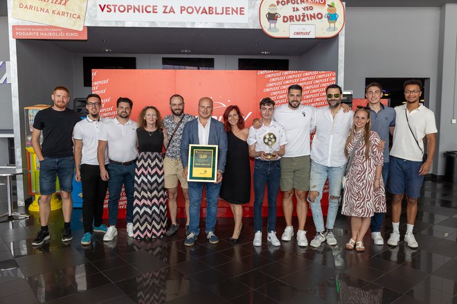 Filmska ekipa se je razveselila tretje zlate role v slabem letu dni. FOTO: ŽAN GRADIŠNIK