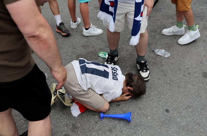 Večtisočglava množica je tekmo spremljala tudi na Pogačarjevem trgu v središču Ljubljane. Nekateri so bili na koncu hudo razočarani. FOTO: Blaž Samec