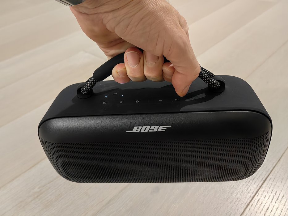 Fotografija: Bose soundlink max ni pretežak za prenašanje naokoli. FOTO: Staš Ivanc