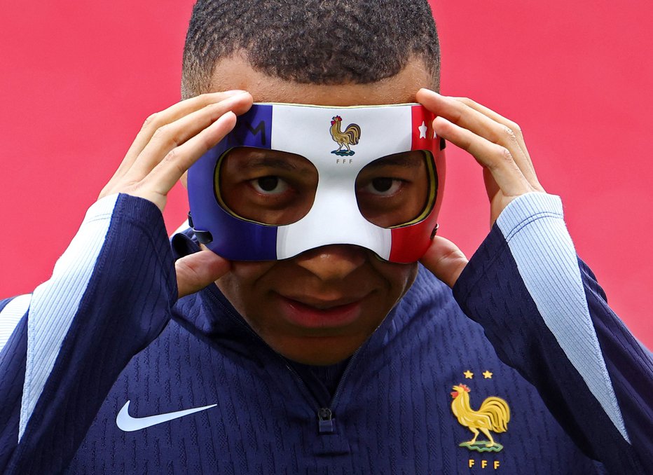 Fotografija: Kylian Mbappe z masko, ki je ne dovolijo na tekmi. FOTO: Lisi Niesner, Reuters