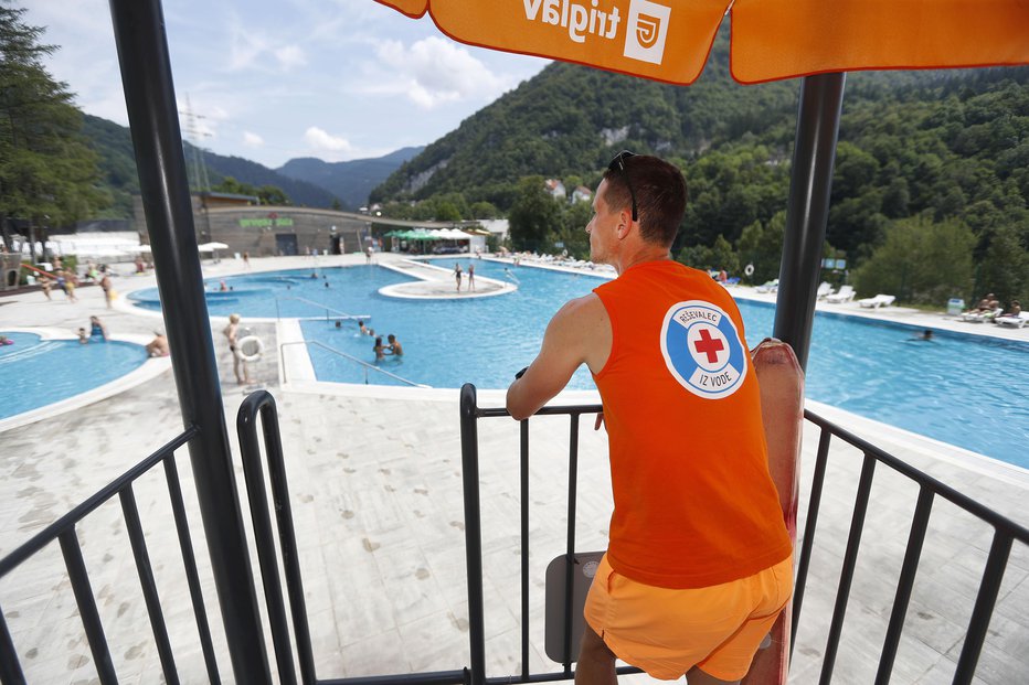 Fotografija: Trenutno so med najbolj plačanimi deli tudi učitelj plavanja in reševalci iz vode. FOTO: Leon Vidic.