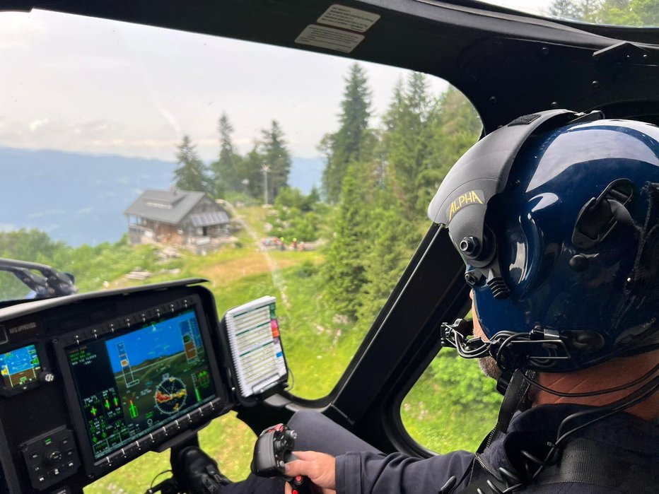 Fotografija: Dežurna ekipa GRZS za helikoptersko reševanje v gorah je pomagala tudi v četrtek. FOTO: PU Kranj