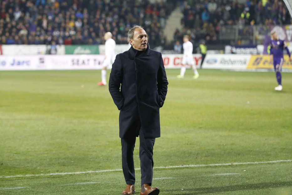 Fotografija: Trener in nekdanji reprezentant Darko Milanič podrobno spremlja euro. FOTO: Leon Vidic