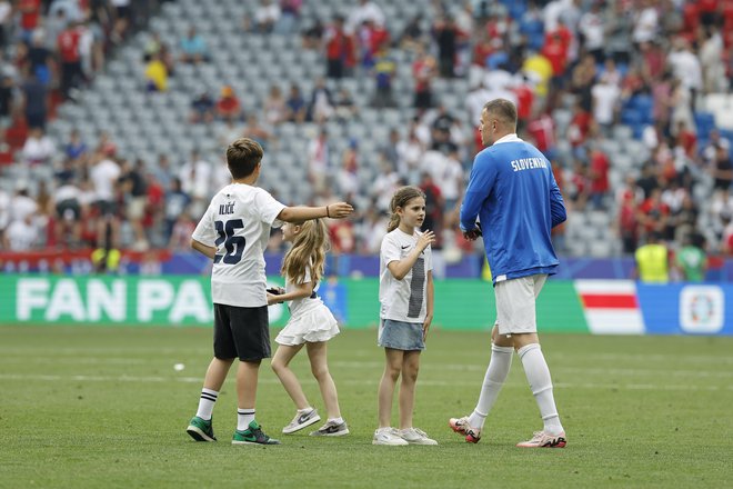 Josip Iličić še čaka na prve minute na evropskem prvenstvu, kjer sta ga spodbujali tudi hčerki. FOTO: Leon Vidic