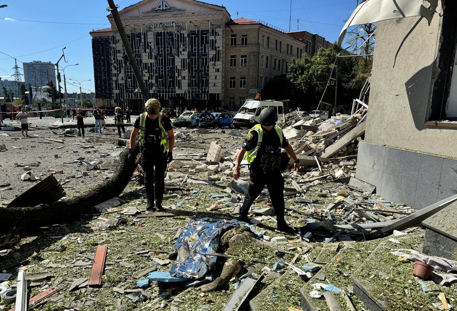 Fotografija: Po sobotnem napadu na Harkov. FOTO: Vitalii Hnidyi Reuters