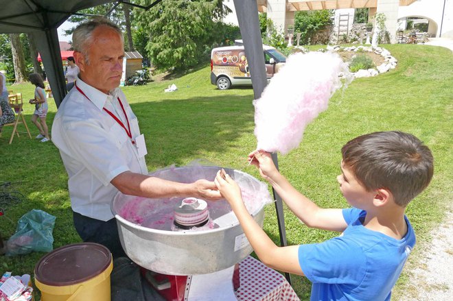 Fredi Dobrovoljc je ponudil sladkorno peno. FOTO: Primož Hieng