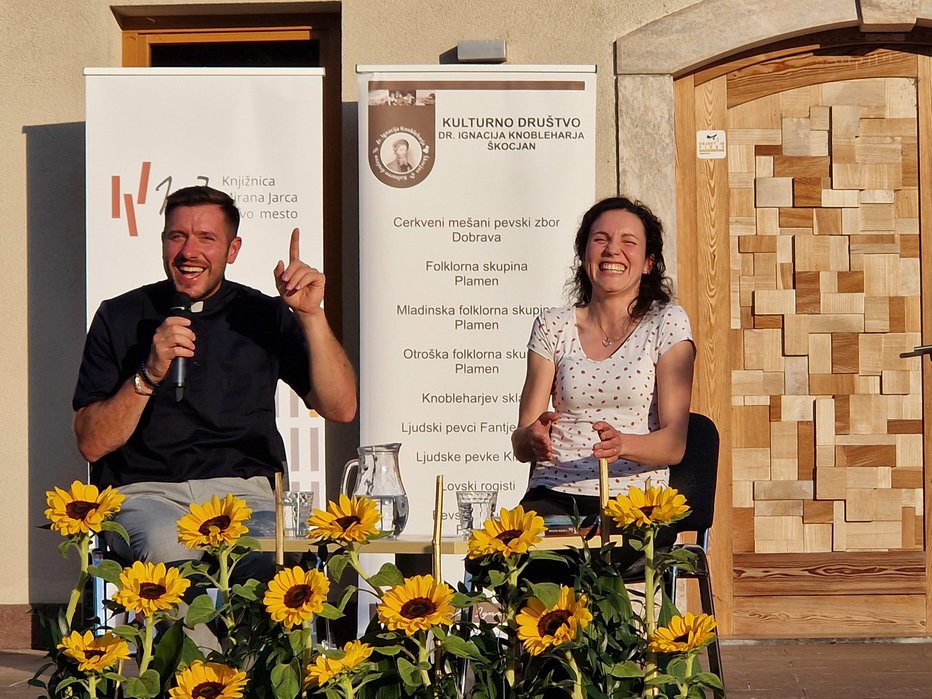 Fotografija: Župnik Martin Golob je nasmejal vse prisotne, tudi voditeljico pogovora Zalo Štamcar. FOTO: Tanja Jakše Gazvoda