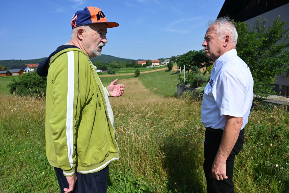 Fotografija: Bojan Avbar in Silvo Mesojedec opozarjata na nemogočo idejo o deponiji. FOTO: Drago Perko