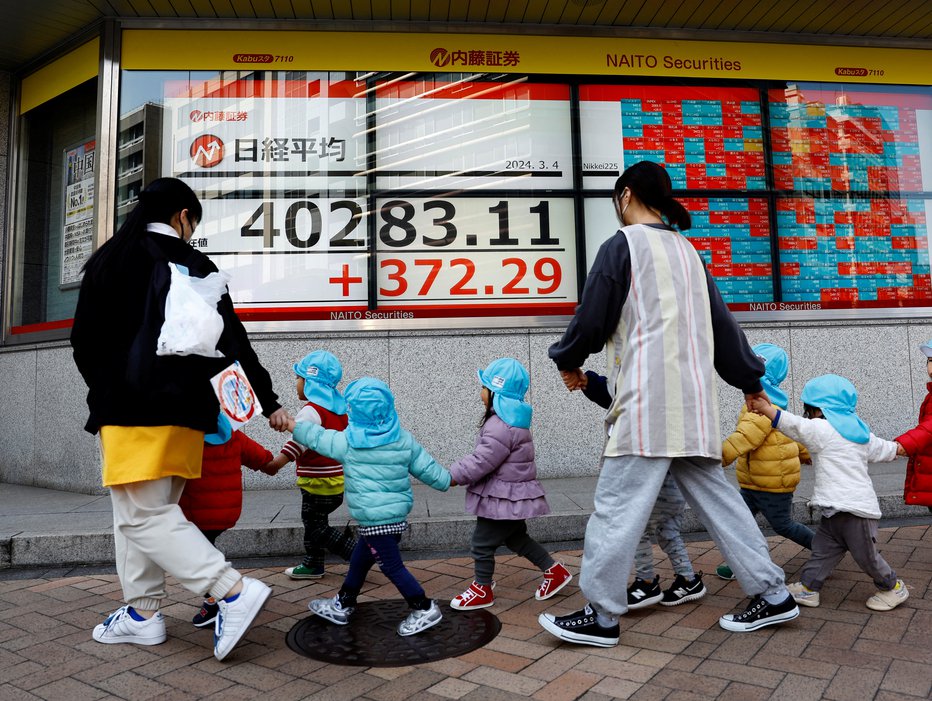 Fotografija: Otroci z varuškama na sprehodu po ulicah Tokia FOTO: Kim Kyung-Hoon/Reuters