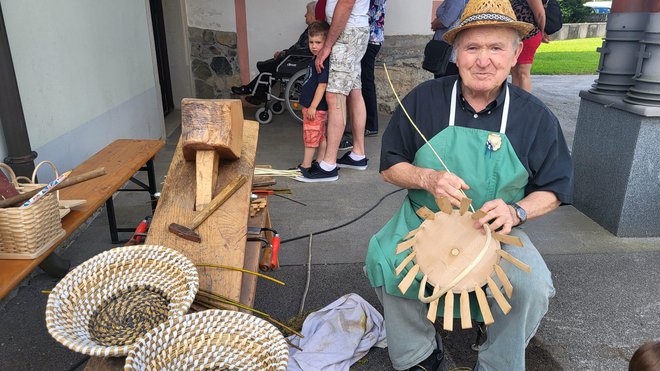 83-letni Milan Dernulovec je pokazal, kako se plete košare in koše. FOTO: Drago Perko