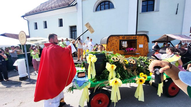 Župnik Bernard Rožman je vešče izbil čep in blagoslovil pivo. FOTO: Drago Perko