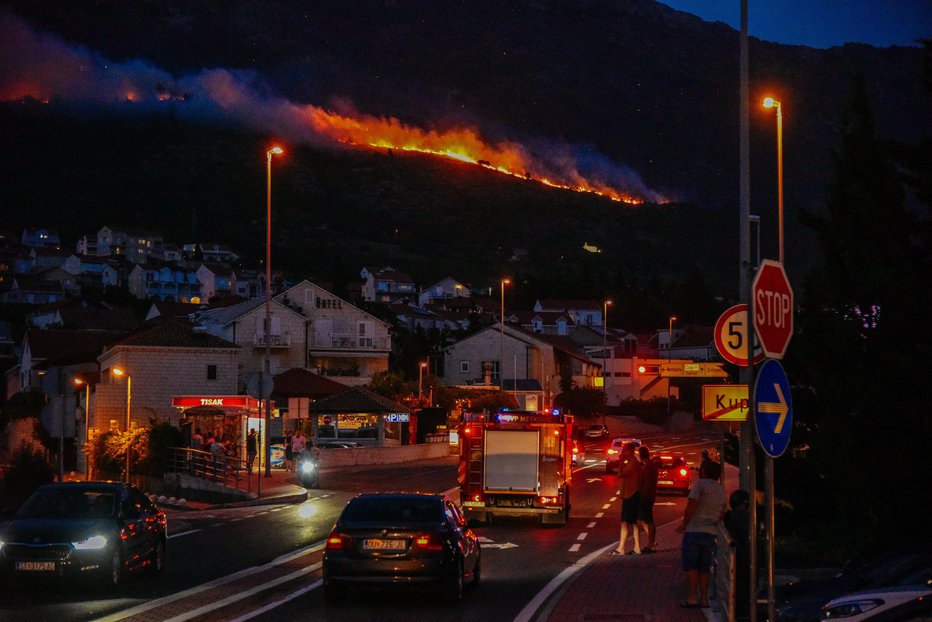 Fotografija: Požar se hitro širi. FOTO: Bozo Radic Cropix