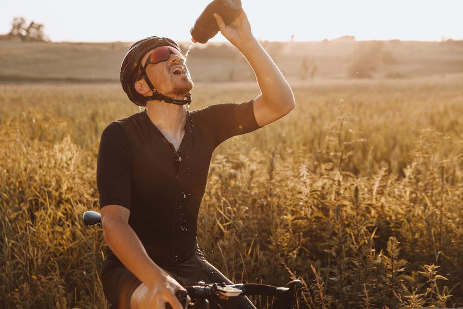 Fotografija: Če ne marate računanja in se raje držite jasnih priporočil, lahko vadite z vnosom z 0,4 do 0,8 litra tekočine na uro. FOTO: Shutterstock