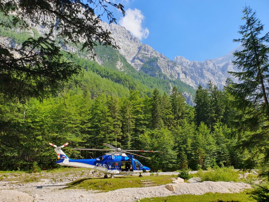 Fotografija: Policijski helikopter je imel veliko dela. FOTO: Pu Kranj