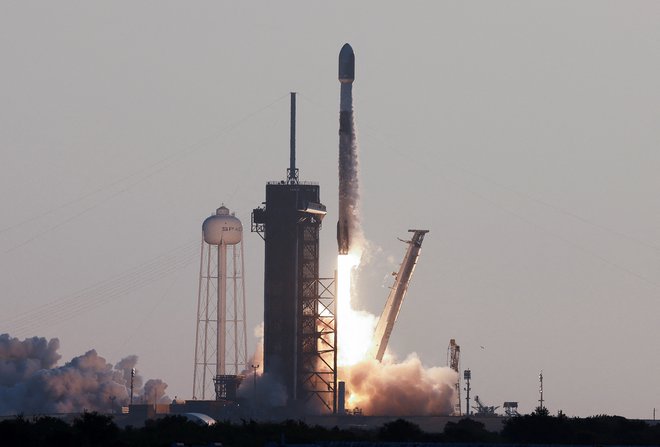 Raketa SpaceX Falcon 9 med vzletom s 53 internetnimi sateliti Starlink iz vesoljskega centra Kennedy v Cape Canaveralu na Floridi, ZDA 18. maja 2022.  FOTO: Joe Skipper Reuters