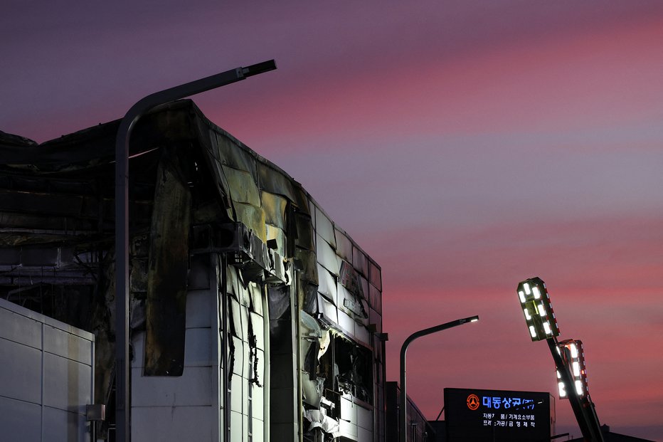 Fotografija: Ogenj so gasili s suhim peskom. FOTO: Kim Hong-ji Reuters