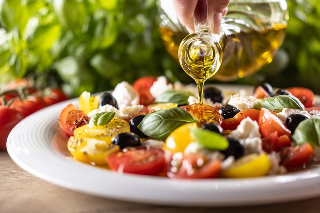 Mediteranska prehrana je sestavljena iz veliko sezonskega sadja in zelenjave, polnozrnatih žit, stročnic, oreščkov, oljčnega olja. FOTO: Marianvejcik/Getty Images