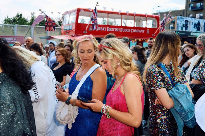Množica oboževalk pred stadionom Wembley, kjer je Taylor Swift minuli konec tedna nastopila trikrat, avgusta pa bo še petkrat. FOTO: Benjamin Cremel/AFP