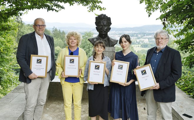 Žirija je tako o deseterici kot o peterici letos odločala v dveh krogih. Vlado Žabot (desno) je bil med nominiranci edini doslejšnji lavreat. Na fotografiji so še (z leve) Boris Kolar, Janja Rakuš, Anja Mugerli in Pia Prezelj. FOTO: Jože Suhadolnik