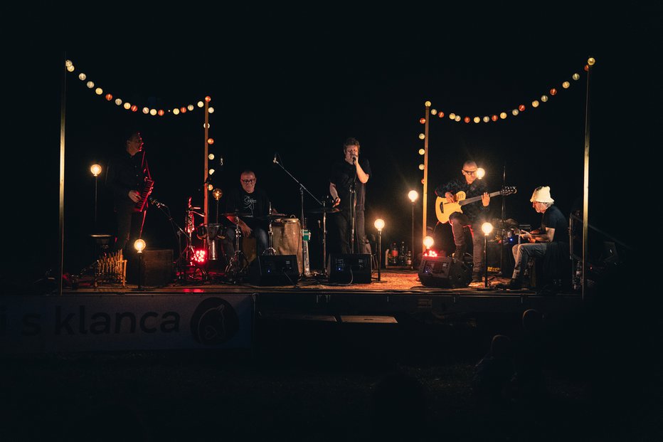 Fotografija: Dan D so nastopili na nenavadnem prizorišču. FOTO: Jernej Žakelj