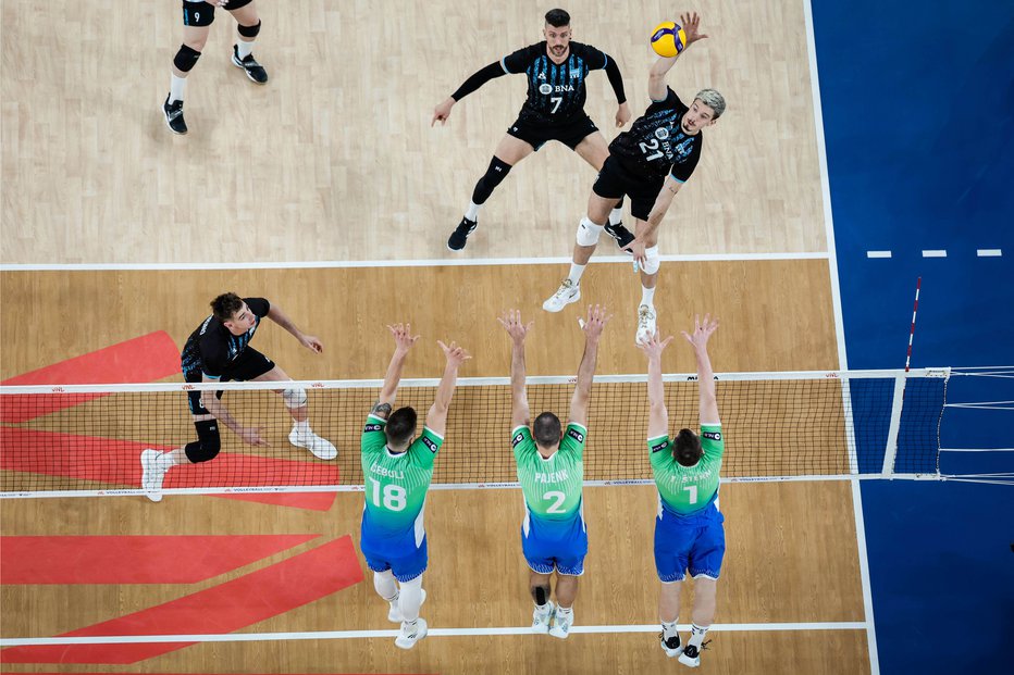 Fotografija: Alen Pajenk (v sredini s številko 2) bo spet skušal ustaviti Argentinca Luciana Palonskega. FOTO: volleyballworld