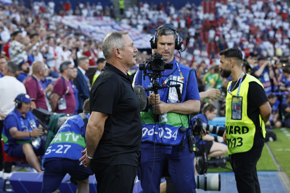 Fotografija: Matjaž Kek je odlično pripravil slovensko reprezentanco in jo med tekmo z Anglijo odlično vodil. FOTO: Leon Vidic