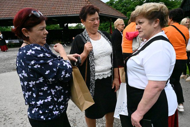 Tudi iz Mirne Peči so jim prišle čestitat za častitljivi jubilej.