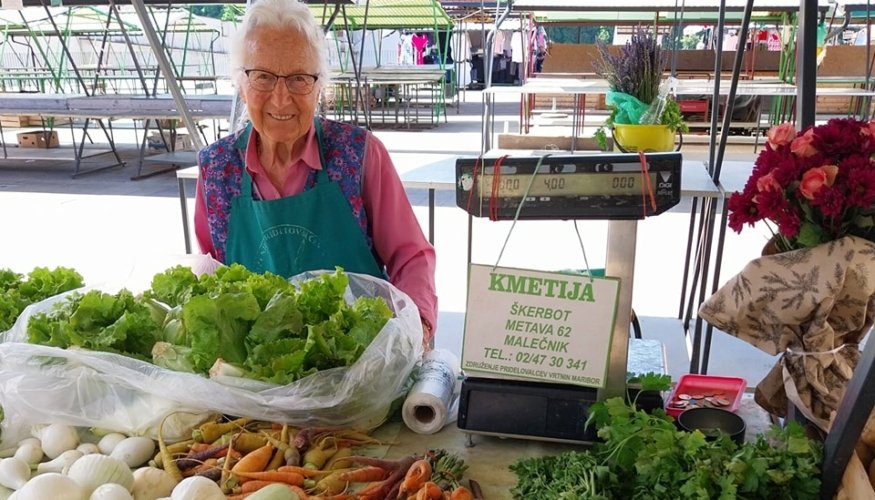 Fotografija: Slavica Škerbot velja za marljivo in zanesljivo, ob rojstnem dnevu se ji je poklonilo tudi vodstvo Mariborskih tržnic. FOTO: Arhiv Mariborske tržnice