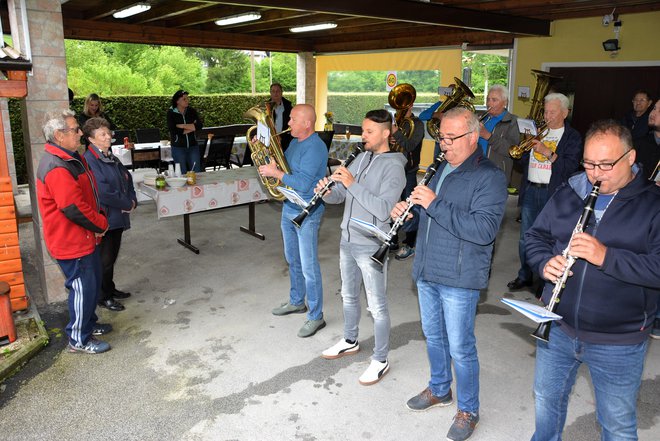 Nista pričakovala, da bo njun jubilej počastila pihalna godba.