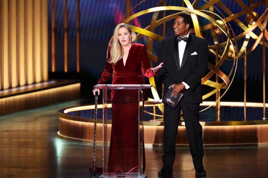 Fotografija: Christina Applegate na letošnji podelitvi nagrad emmy.  FOTO: Mario Anzuoni/Reuters