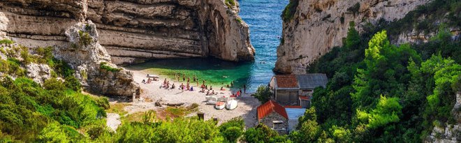 Plaža Stiniva, otok Vis FOTO: Arhiv Htz