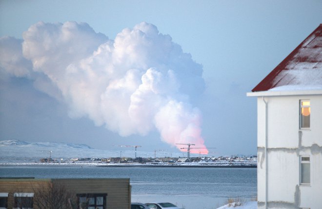 Izbruhe iz razpok na polotoku Reykjanes vidijo tudi iz 55 kilometrov oddaljene prestolnice Reykjavik. FOTO: Reuters