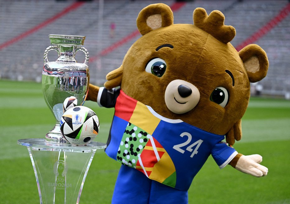 Fotografija: Medvedek Albärt je uradna maskota letošnjega evropskega prvenstva v nogometu. FOTO: Angelika Warmuth/Reuters