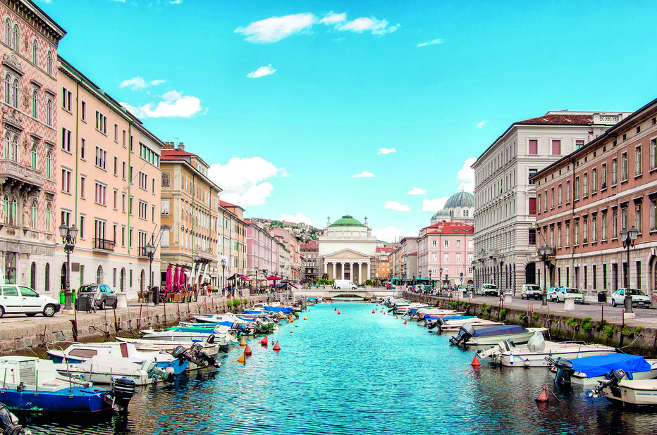 Fotografija: Trst, Veliki kanal z Rdečim mostom (Ponterosso) v ozadju FOTO: Depositphotos