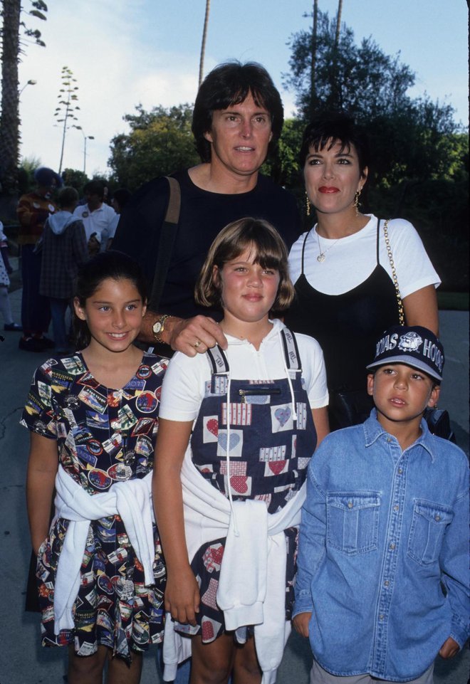 Mama se je leta 1991 poročila z Bruceom Jennerjem in otroci, vključno z Robom, so postali del njegove družine.