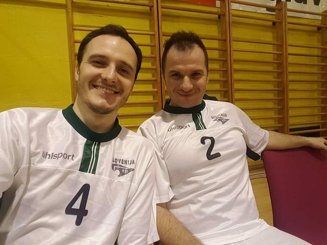 Modrijana Blaž Švab in Peter Oset sta ostala doma in navijala v nogometni opravi.