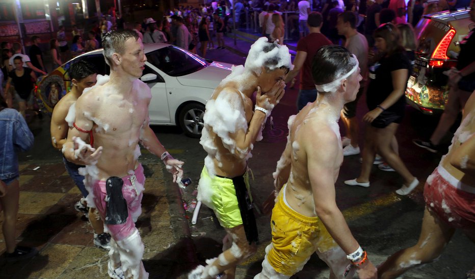 Fotografija: Tisti, ki v Magalufu živijo, imajo takšnih prizorov dovolj. FOTO: Enrique Calvo/Reuters