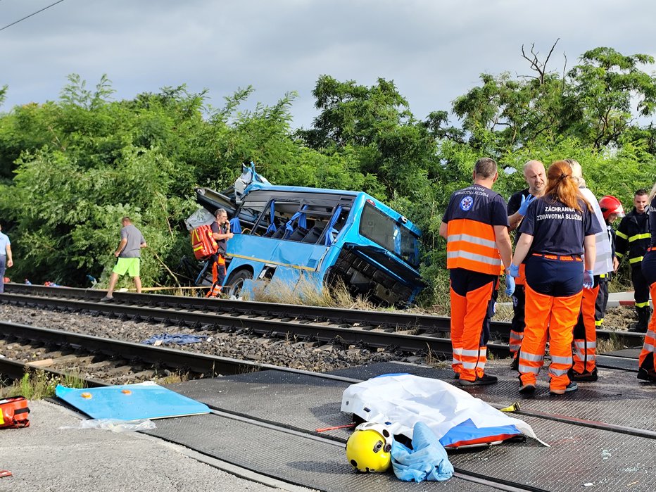 Fotografija: Trčila sta vlak in avtobus. FOTO: Robert Novak Via Reuters