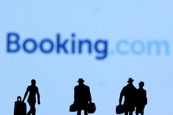 Goljufi poskušajo komunikacijo z uporabnikom preusmeriti zunaj platforme Booking. FOTO: Dado Ruvic Reuters