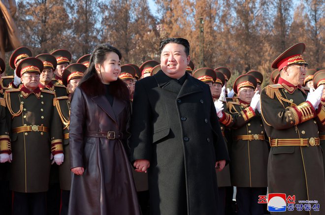 Dr. Lee: »Severna Koreja je nedvomno najbolj koreografirana gledališka država na svetu – nič se ne zgodi kar tako spontano.« FOTO: Kcna Via Reuters