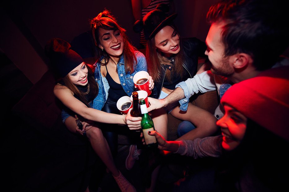 Fotografija: Mladi pijejo manj kot pred sprejetjem Kebrovega zakona. FOTO: Getty Images