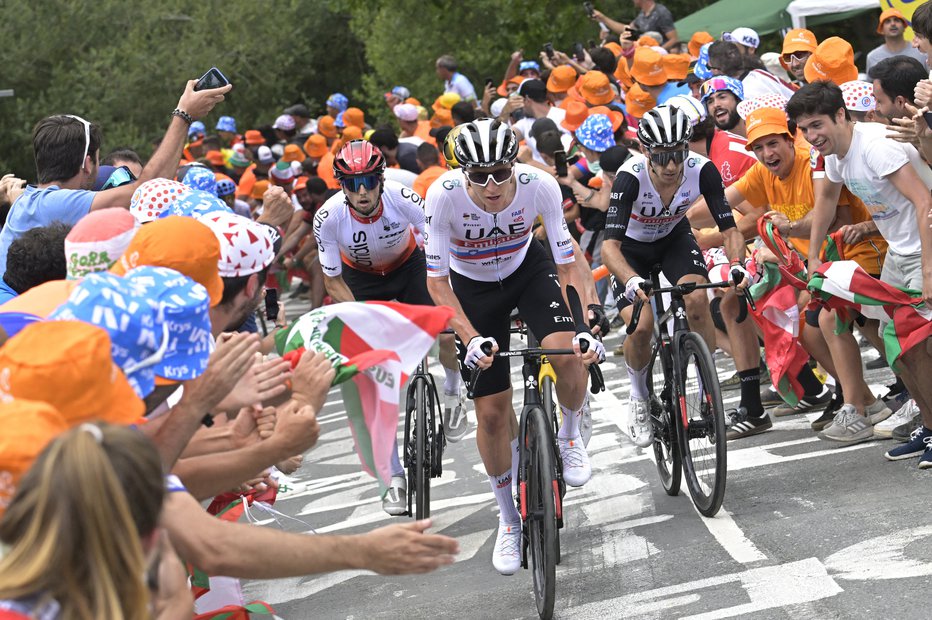 Fotografija: Lanske uvodne etape v Baskiji si je ob trasi ogledalo milijon ljudi. FOTO: Papon Bernard/Reuters