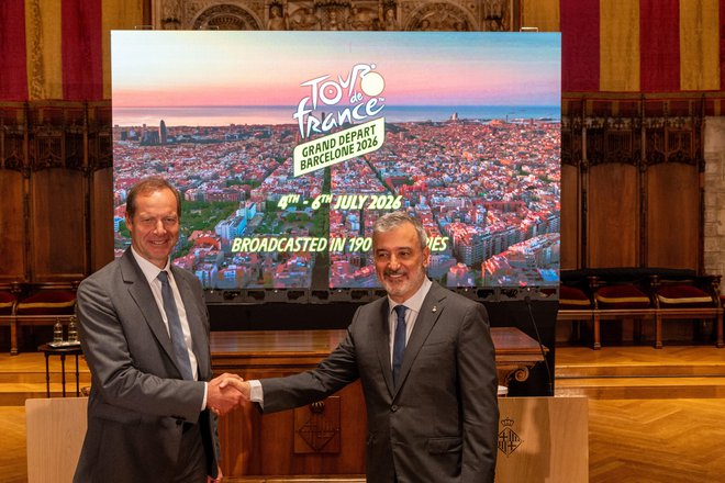 Direktor Toura Christian Prudhomme in župan Barcelone Jaume Collboni sta si segla v roke, start dirke po Franciji 2026 je že oddan. FOTO: Eric Renom/LaPresse/Reuters