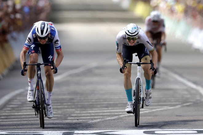 Za svojo tretjo zmago na Touru je Matej Mohorič (desno) lani v 19. etapi ugnal Kasperja Asgreena. FOTO: Stephane Mahe/Reuters