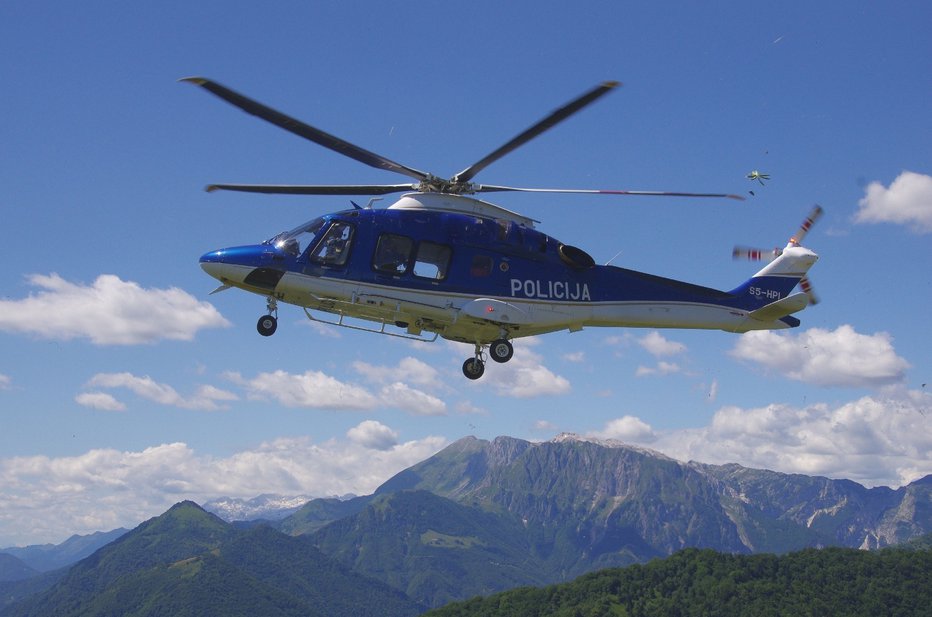 Fotografija: Policijski helikopter. FOTO: Miljko Lesjak/GRS Bovec